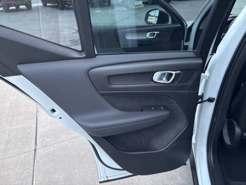 2025 Volvo XC40 B5 Plus Dark Theme