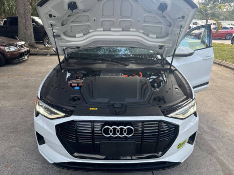 2022 Audi e-tron quattro Premium