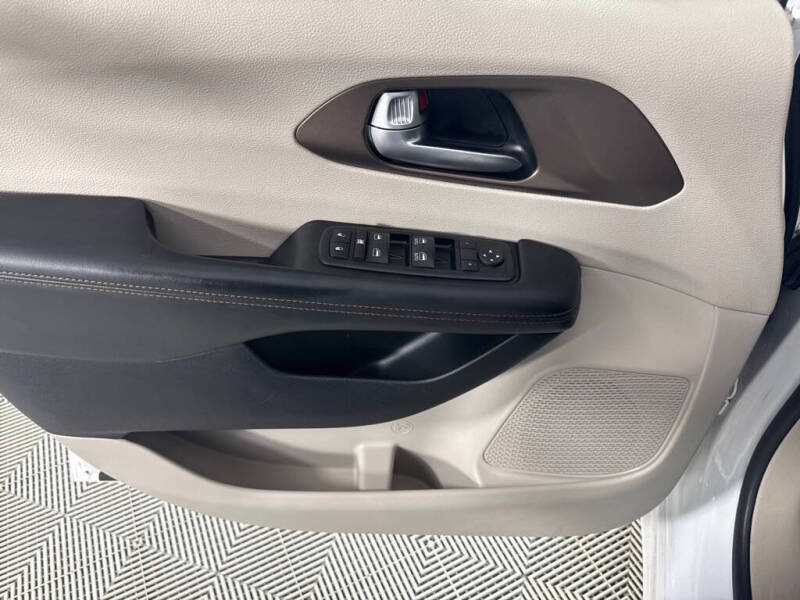 2017 Chrysler Pacifica Touring-L