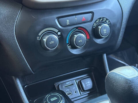 2017 Jeep Cherokee Sport