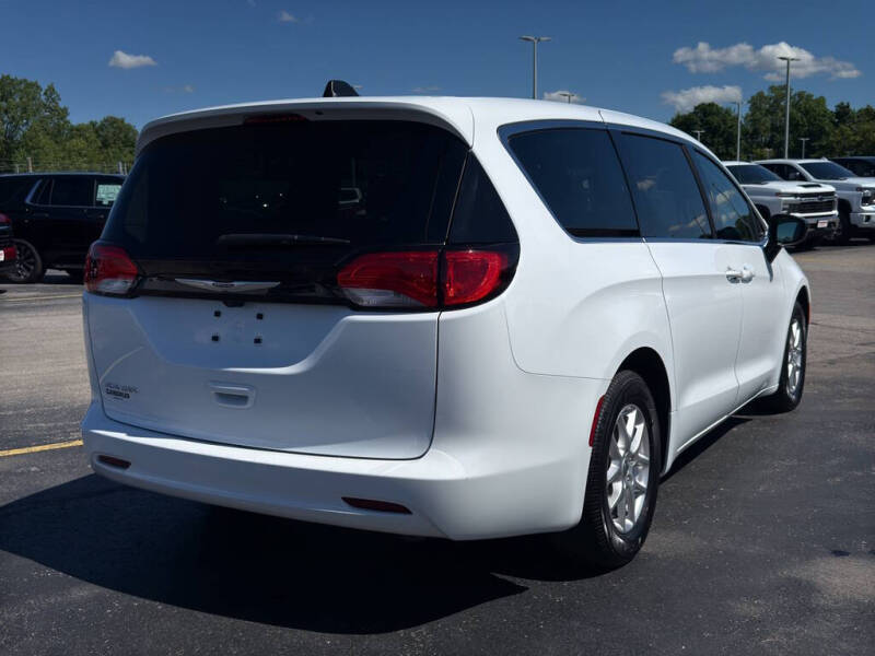 2024 Chrysler Voyager LX