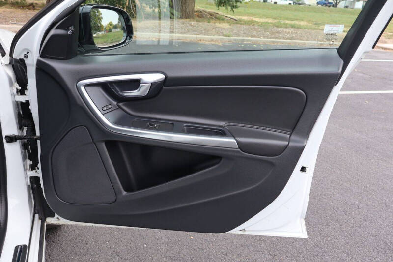 2018 Volvo V60 Cross Country T5 Premier