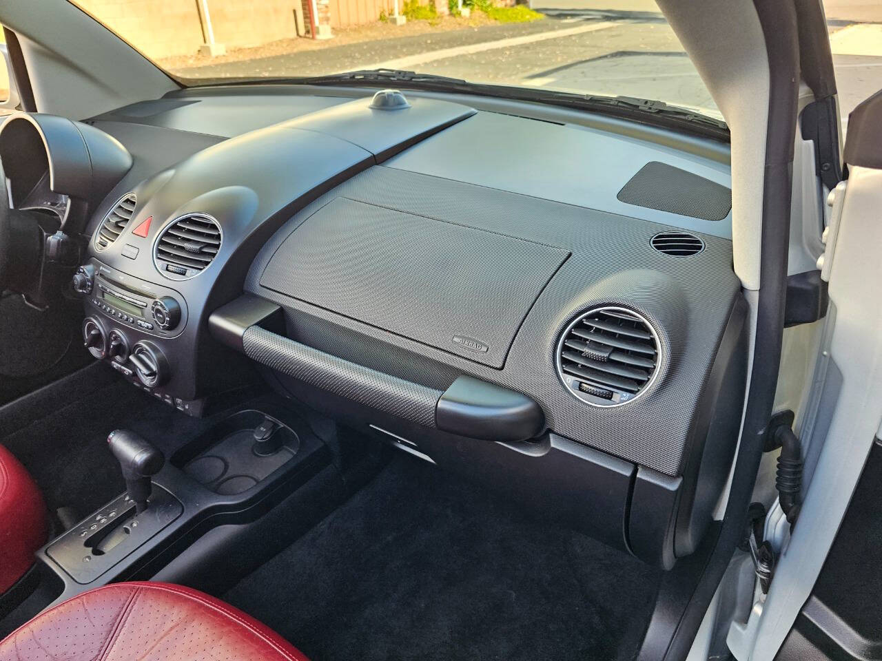 2009 Volkswagen New Beetle Convertible 31