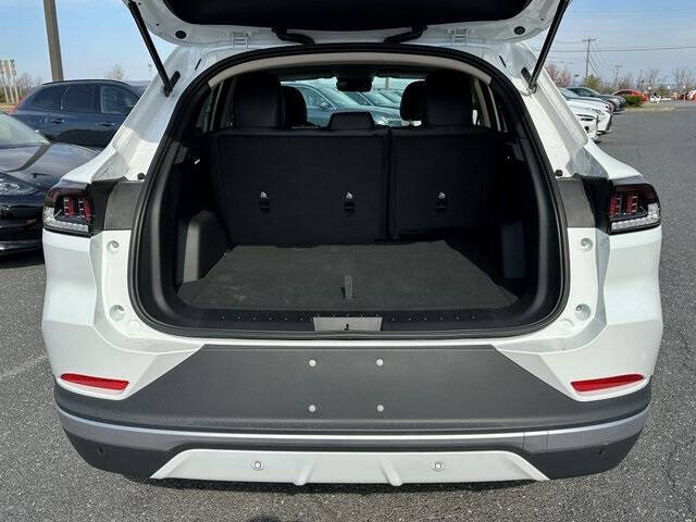 2025 VinFast VF8 Eco