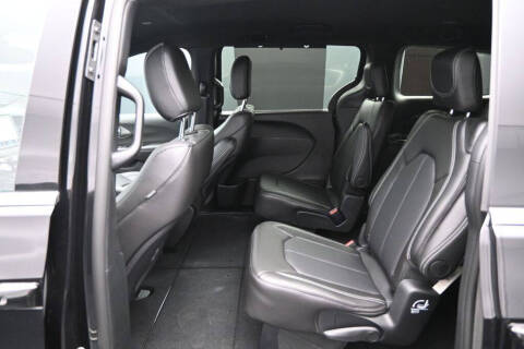 2027 Chrysler Pacifica Select