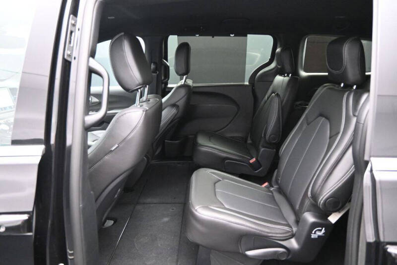 2027 Chrysler Pacifica Select