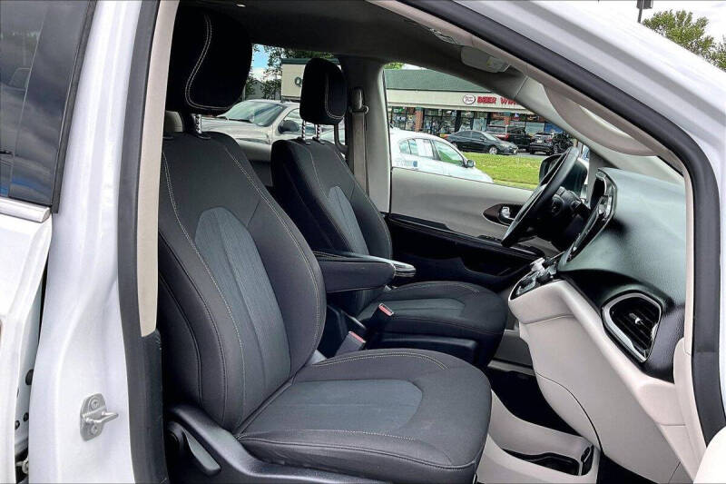2022 Chrysler Voyager LX
