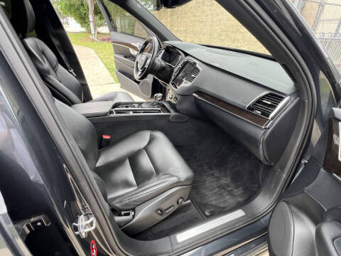 2017 Volvo XC90 T6 Momentum