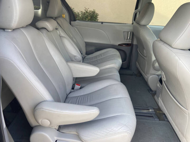 Image 8 of 2013 Toyota Sienna XLE 8-Passenger