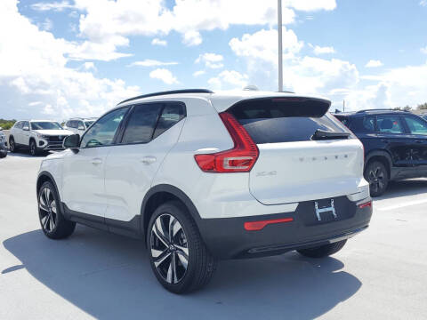 2026 Volvo XC40 B4 Plus