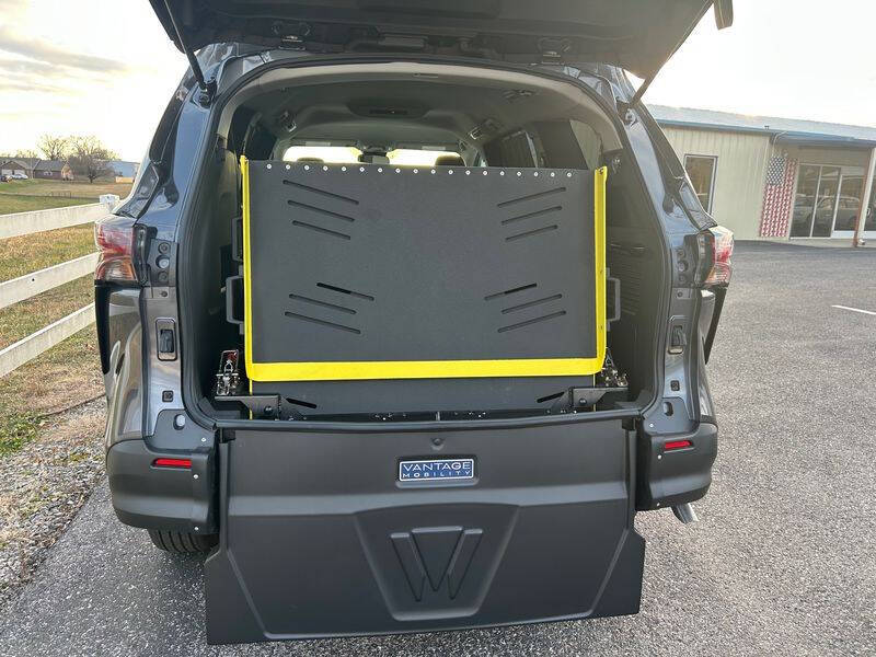 2025 Toyota Sienna LE 8-Passenger