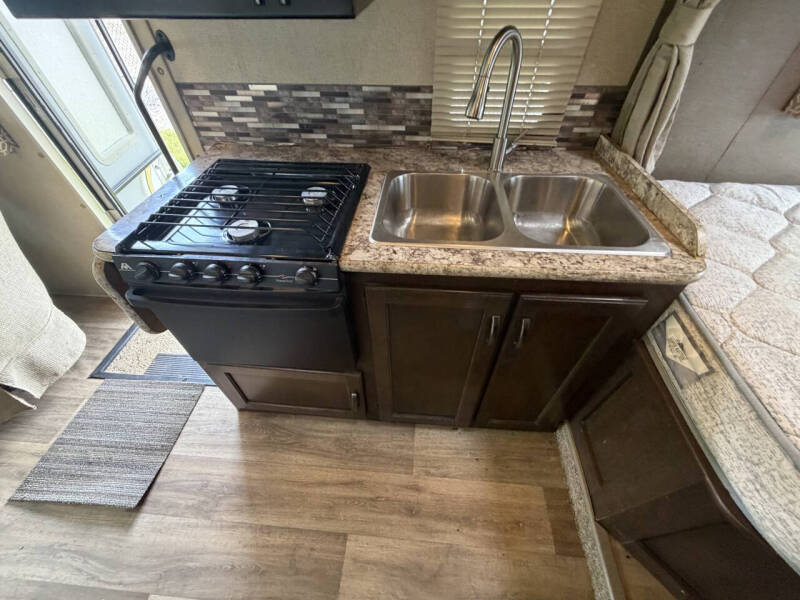 2017 Thor Motor Coach Freedom Elite