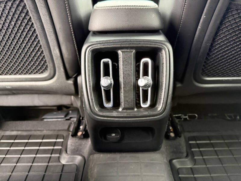 2022 Volvo XC40 T5 Momentum