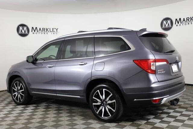 2019 Honda Pilot Touring w/Rear Captain's Chairs