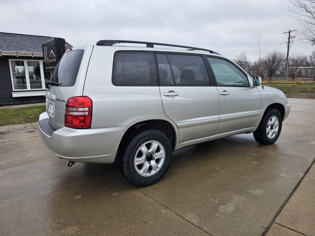 2003 Toyota Highlander for sale at Bigfoot Auto in Hiawatha, IA