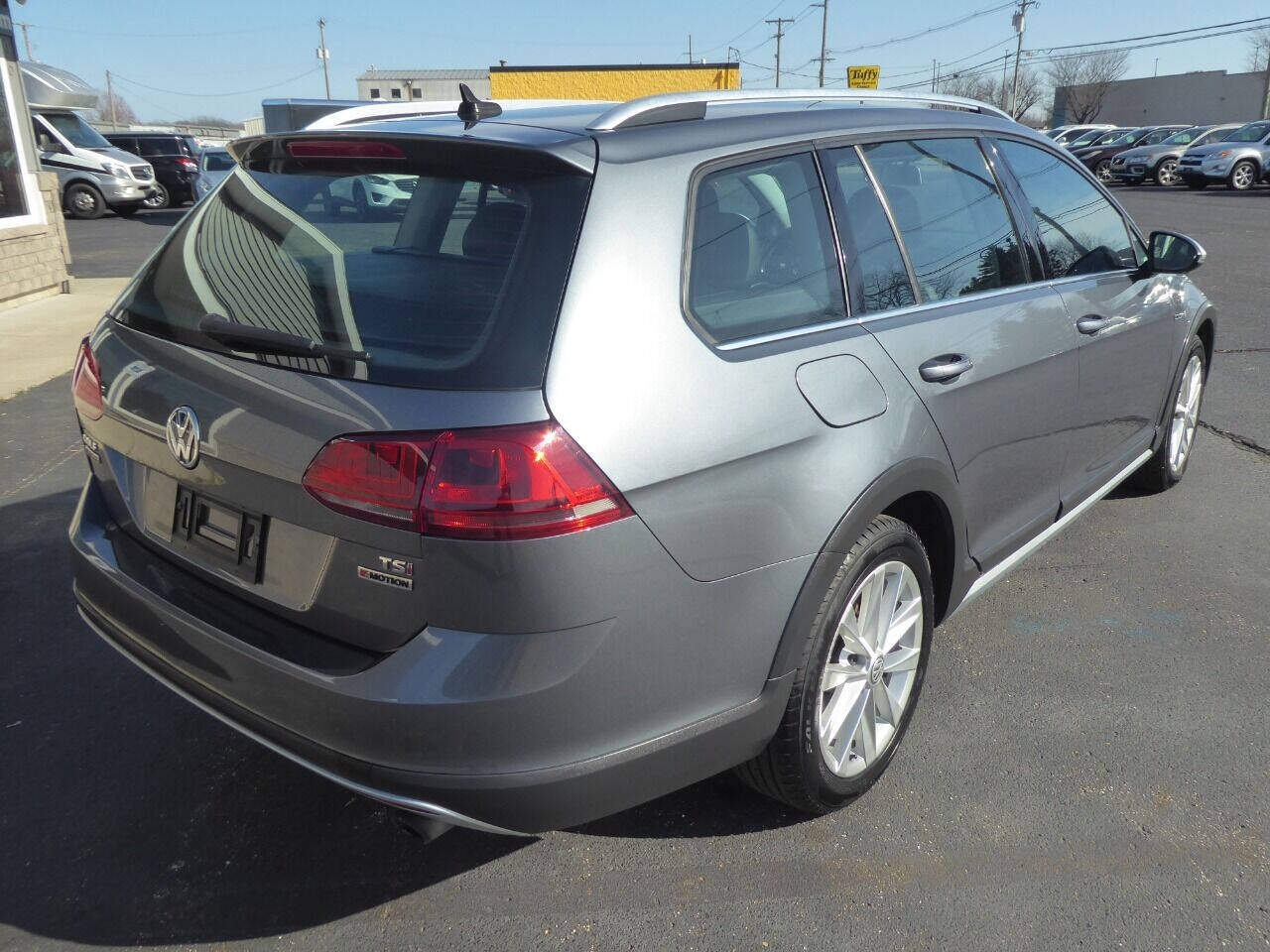 2017 Volkswagen Golf Alltrack for sale at Lakeshore Autos in Holland, MI