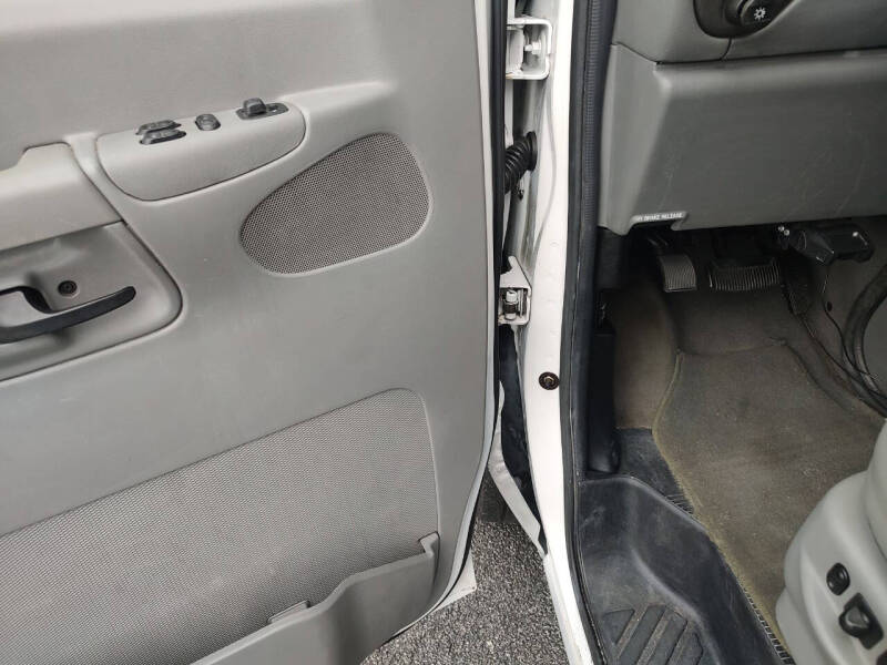 2005 Ford E-Series E-150 Chateau