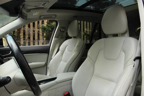 2016 Volvo XC90 T6 Momentum