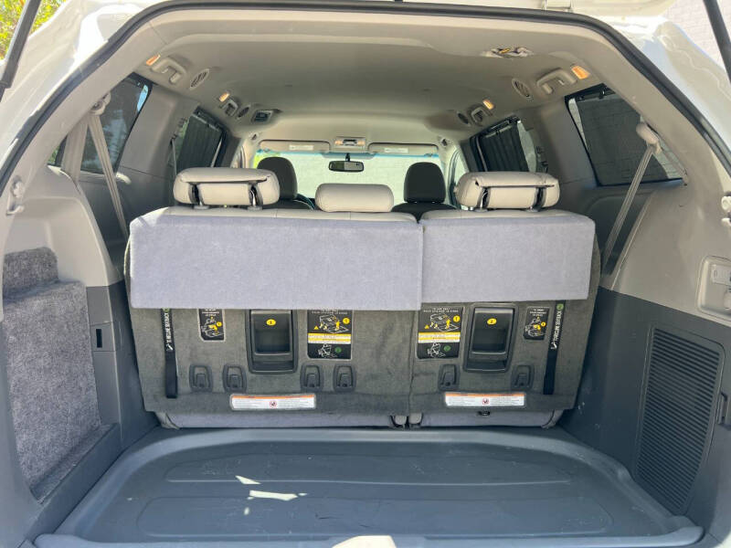 2016 Toyota Sienna LE 7-Passenger Auto Access Seat