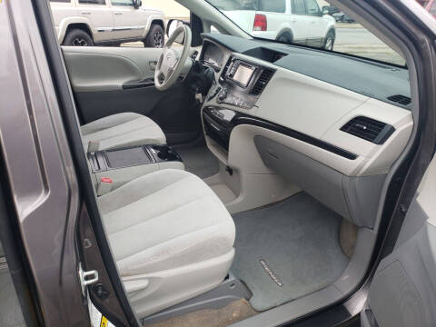 2013 Toyota Sienna LE 7-Passenger