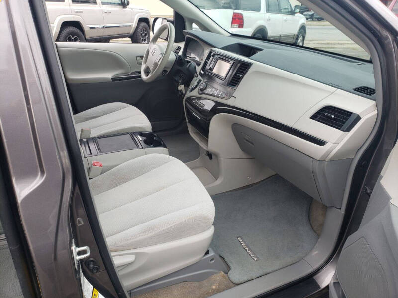 2013 Toyota Sienna LE 7-Passenger