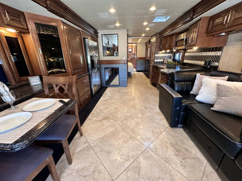 2014 Fleetwood Discovery 40e 380 Cummins Diesel, 1.5 BATH