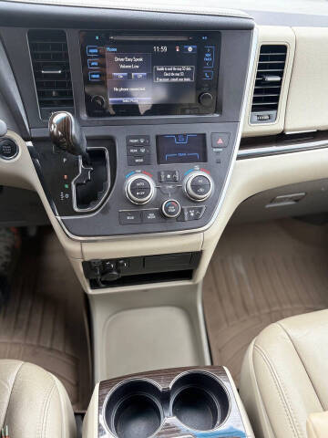 2017 Toyota Sienna XLE Premium 8-Passenger