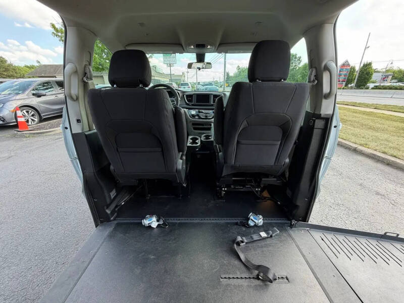 2022 Chrysler Voyager LX
