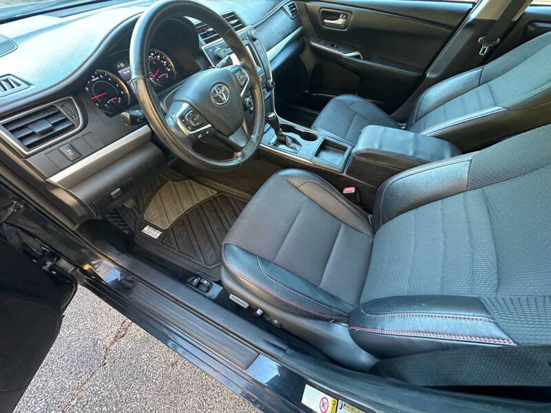 2017 Toyota Camry SE photo 32