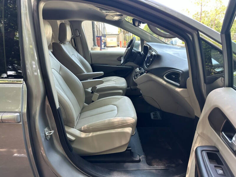 2017 Chrysler Pacifica Touring-L