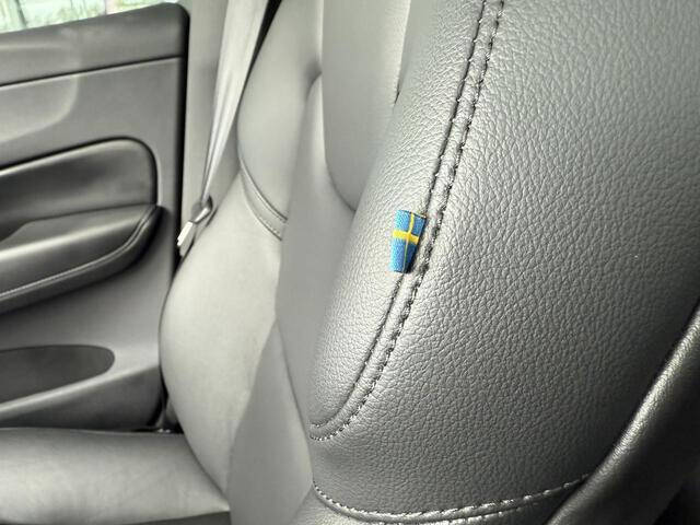 2024 Volvo XC60 B5 Core Dark Theme