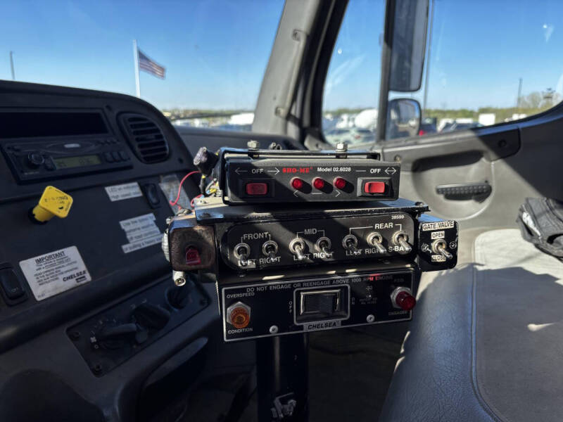 2004 Freightliner M2 106