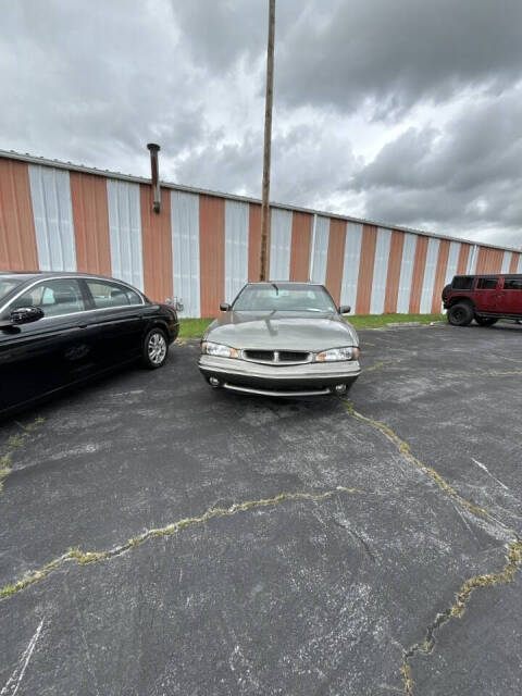 1996 Pontiac Bonneville for sale at Country Auto Sales Inc. in Bristol, VA