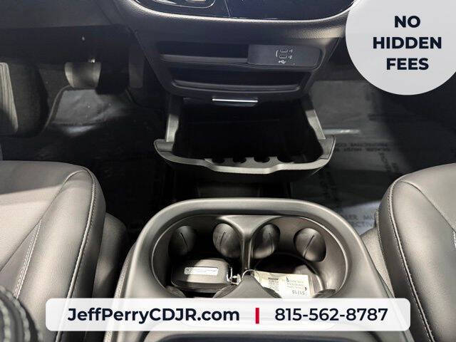 2027 Chrysler Pacifica Select