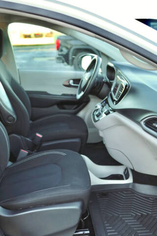 2022 Chrysler Voyager LX