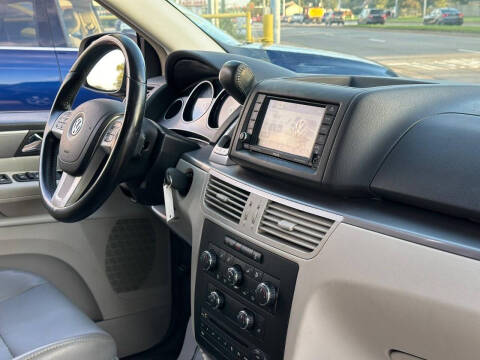 2011 Volkswagen Routan SE