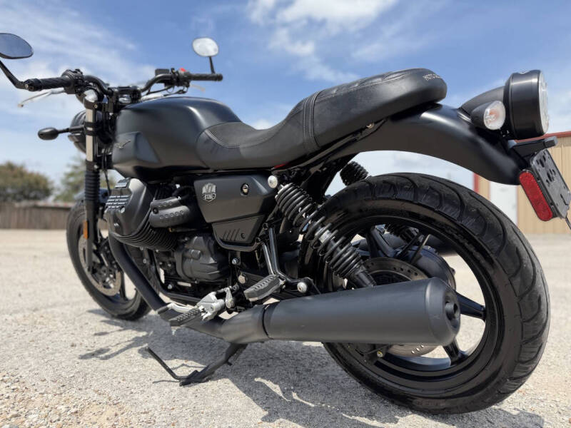 2022 Moto Guzzi V7 Stone E5