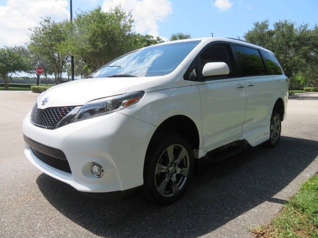 2017 Toyota Sienna SE Premium 8-Passenger
