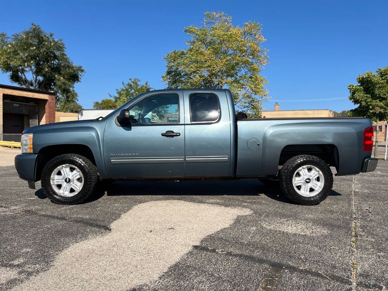 2011 Chevrolet Silverado 1500 for sale at Ideal Cars LLC in Skokie, IL