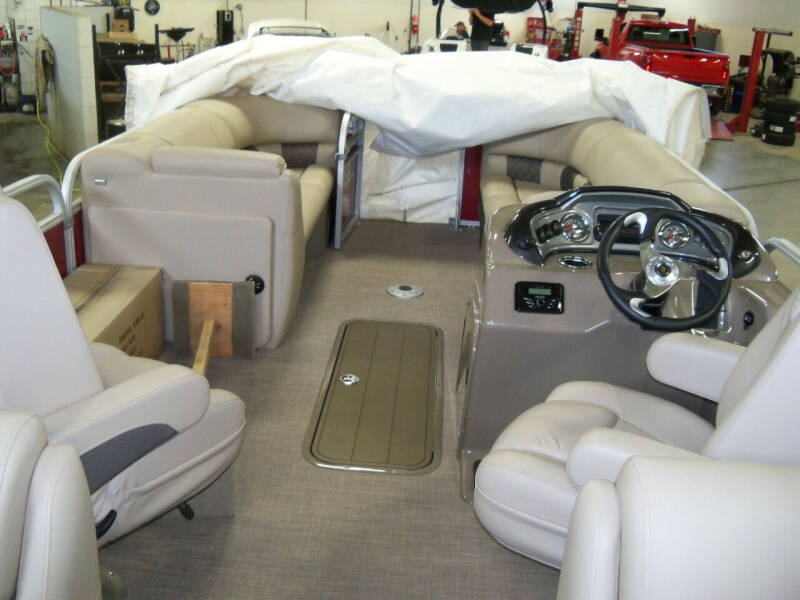 2023 Sun Tracker Party Barge 22 XP3