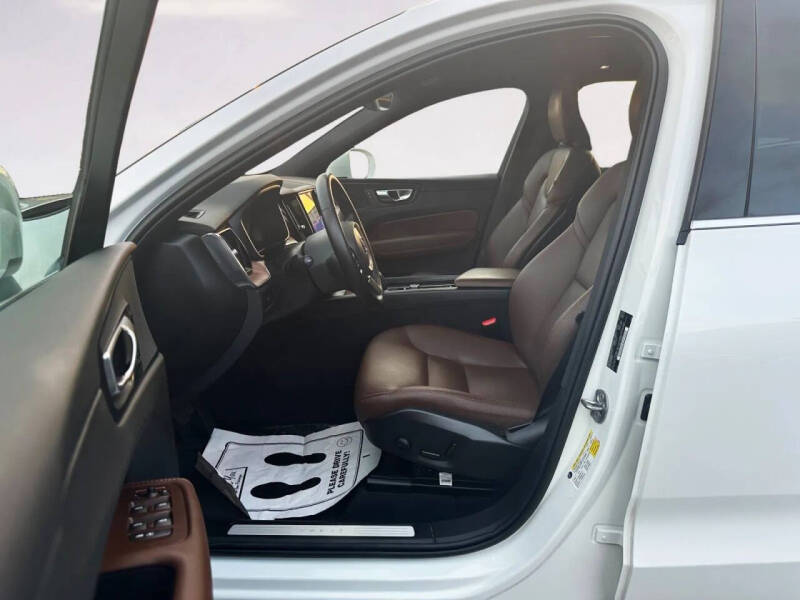 2023 Volvo XC60 B5 Plus Bright Theme