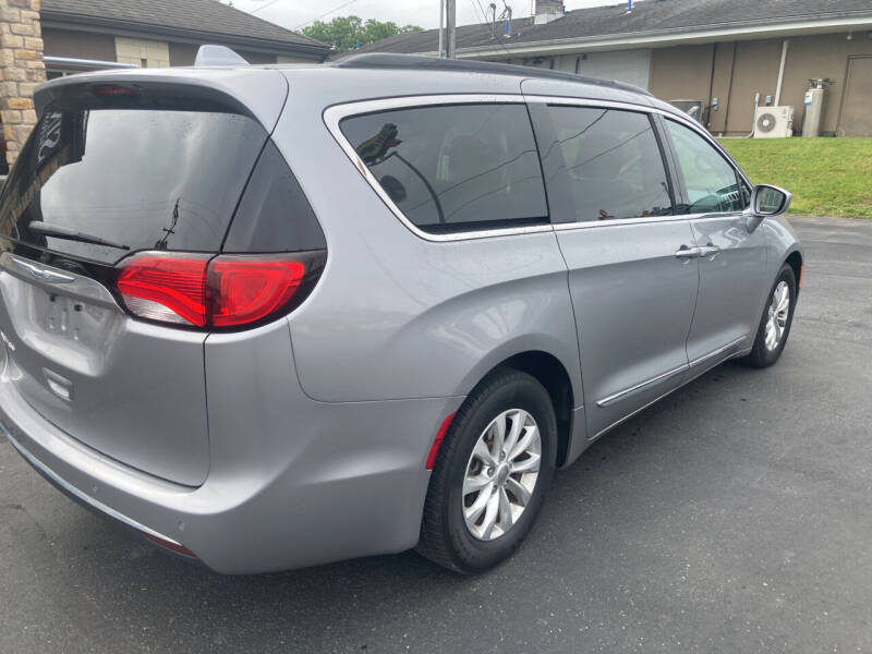 2017 Chrysler Pacifica Touring-L photo 8