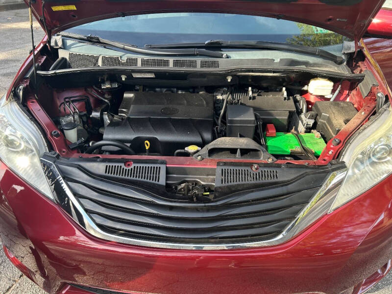 2011 Toyota Sienna LE 7-Passenger Auto Access Seat