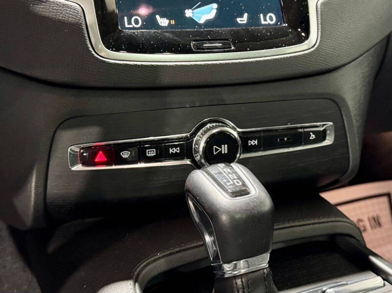 2020 Volvo XC90 T6 Momentum 6-Passenger