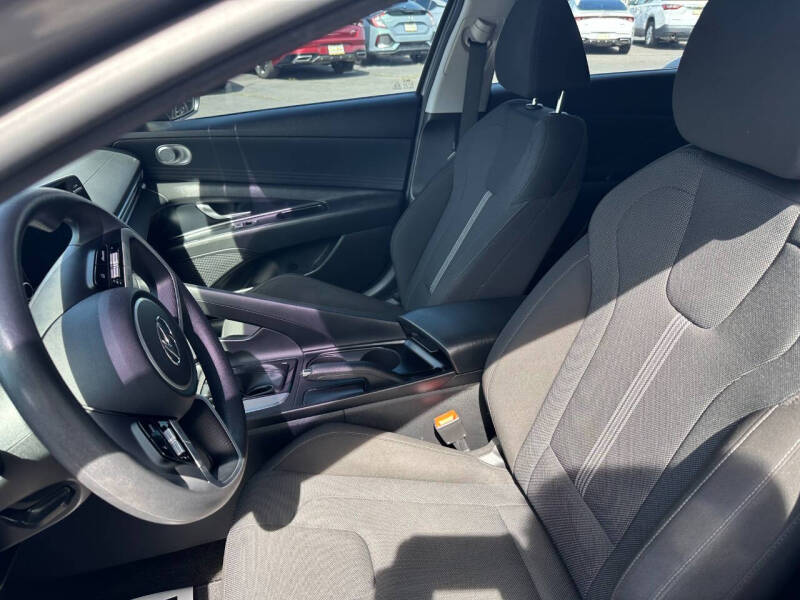 2022 Hyundai Elantra SE