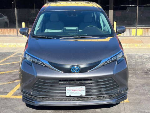 2025 Toyota Sienna LE 8-Passenger