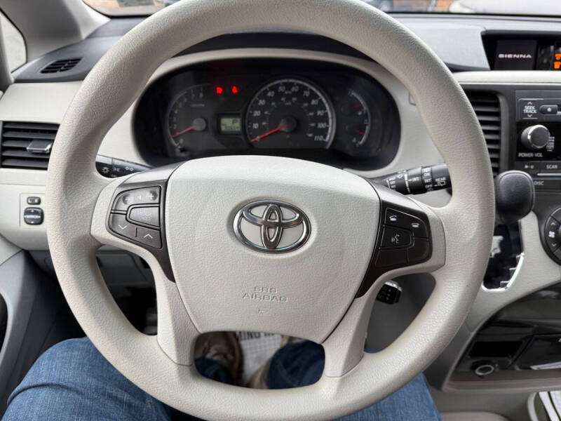 2014 Toyota Sienna LE 8-Passenger