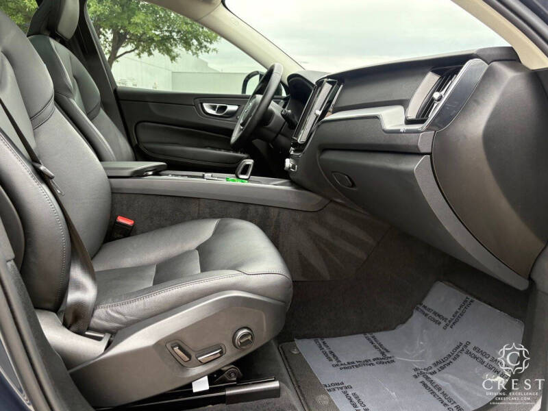 2025 Volvo XC60 B5 Core Dark Theme