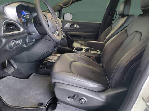 2027 Chrysler Pacifica LX