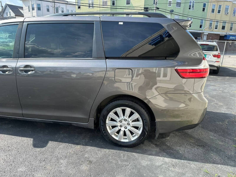 2017 Toyota Sienna LE 7-Passenger